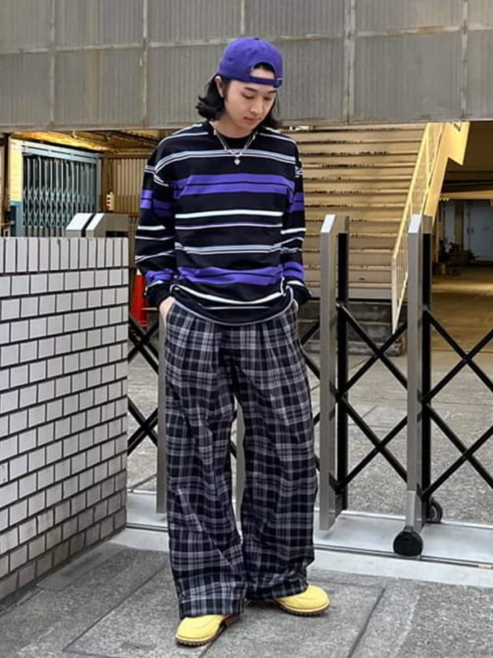 ブラック系のその他パンツ、ブラック系のTシャツ/カットソーを着用したメンズの春コーディネートの1枚目の写真