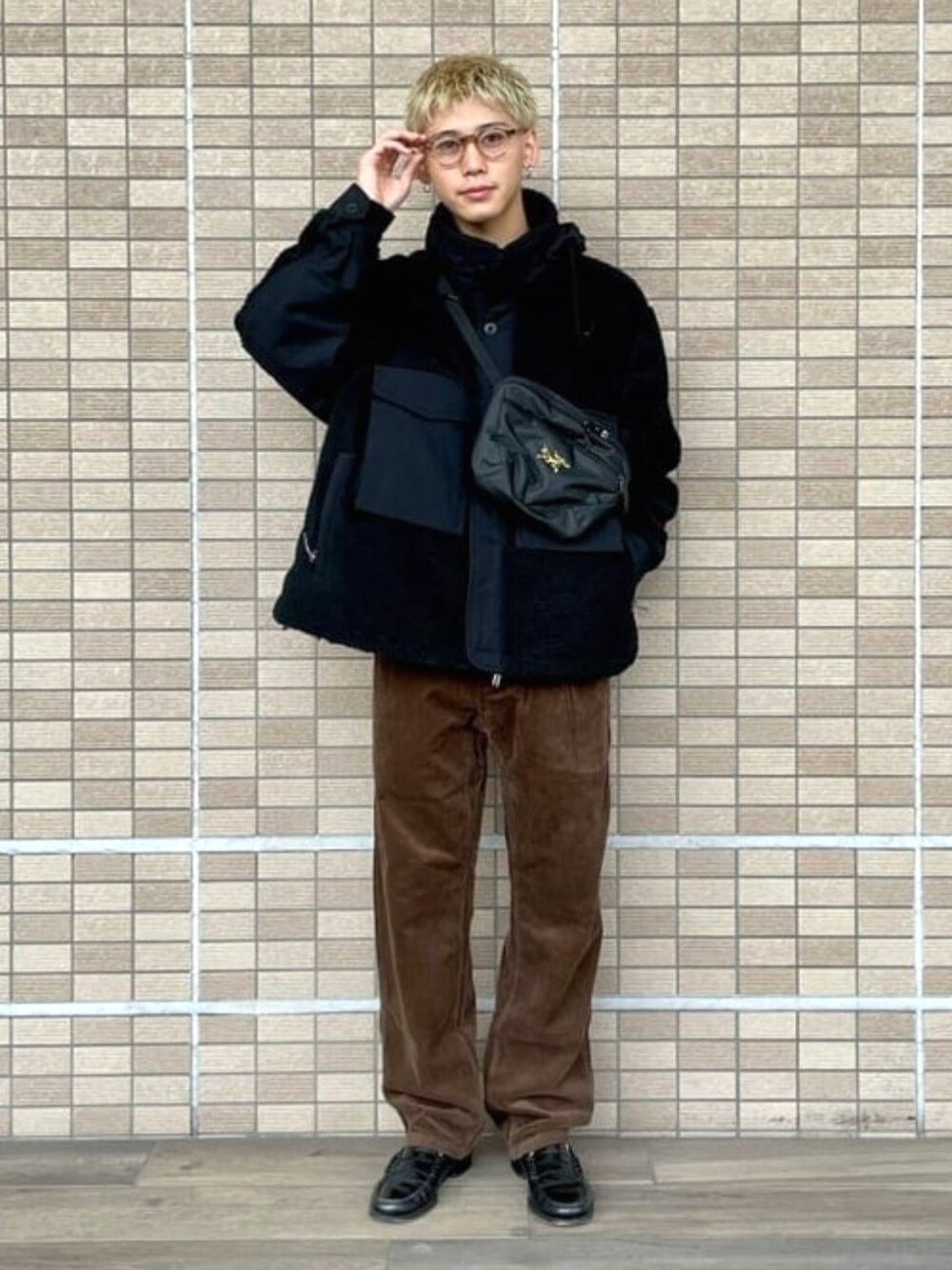 ブラック系のブルゾン、ブラウン系のその他パンツ、ブラック系のショルダーバッグを着用したメンズの秋コーディネートの1枚目の写真