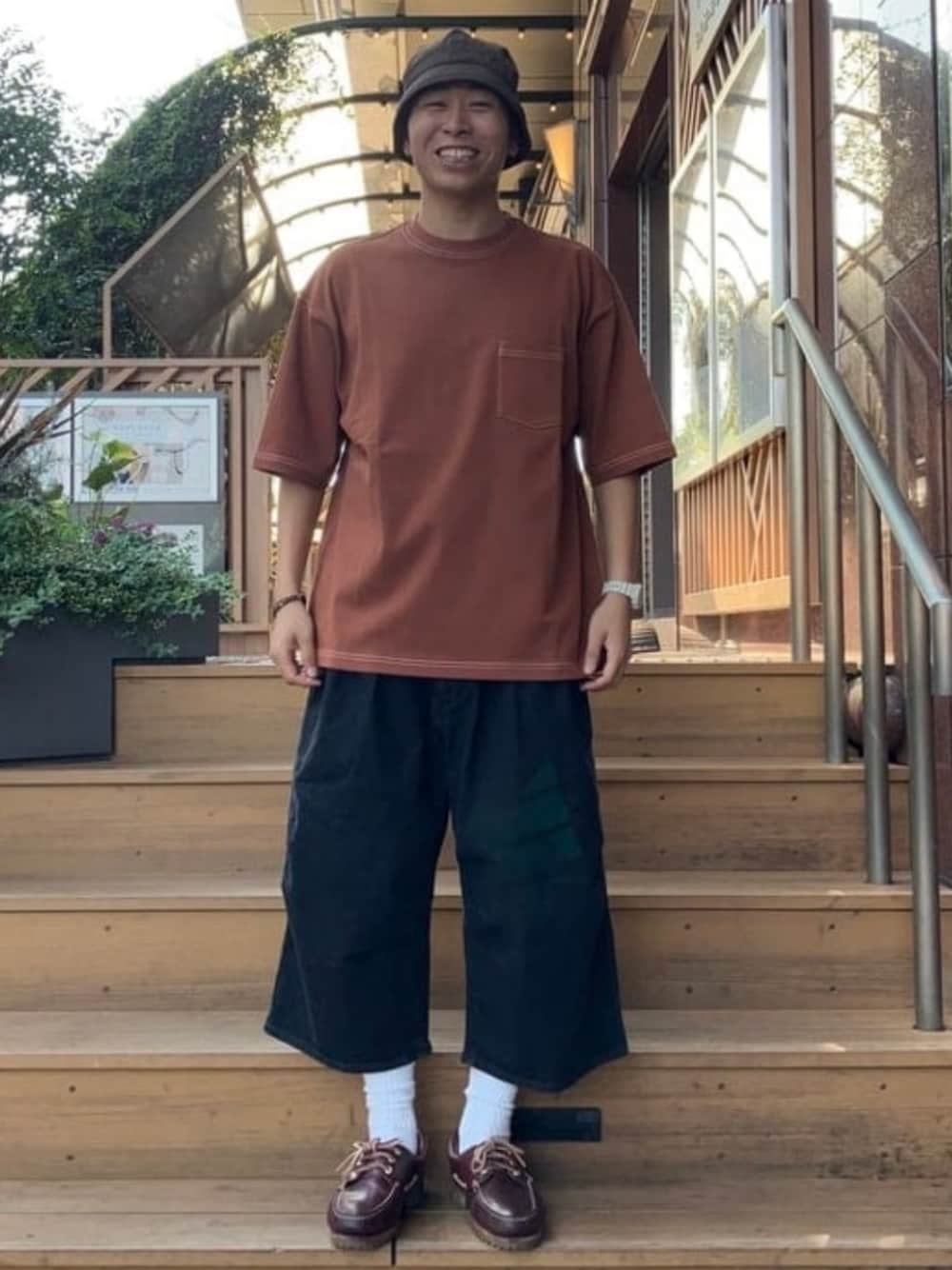 ブラウン系のTシャツ/カットソー、ブラック系のその他パンツ、ブラウン系のハットを着用したメンズの夏コーディネートの1枚目の写真