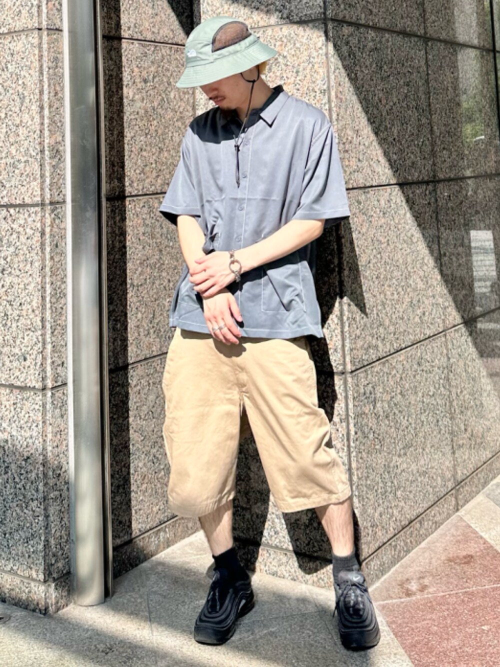 ベージュ系のその他パンツ、グレー系のシャツ/ブラウス、グリーン系のハットを着用したメンズの夏コーディネートの1枚目の写真