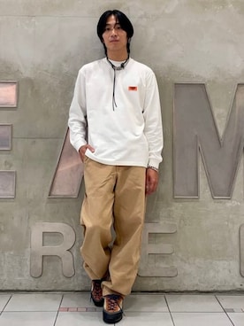 「BEAMS（ビームス）の【別注】UNIVERSAL OVERALL / ロゴ ロングスリーブ Tシャツ（Tシャツ/カットソー、ホワイト系）」を使った、BEAMSさん（メンズ・172cm）の秋コーディネート