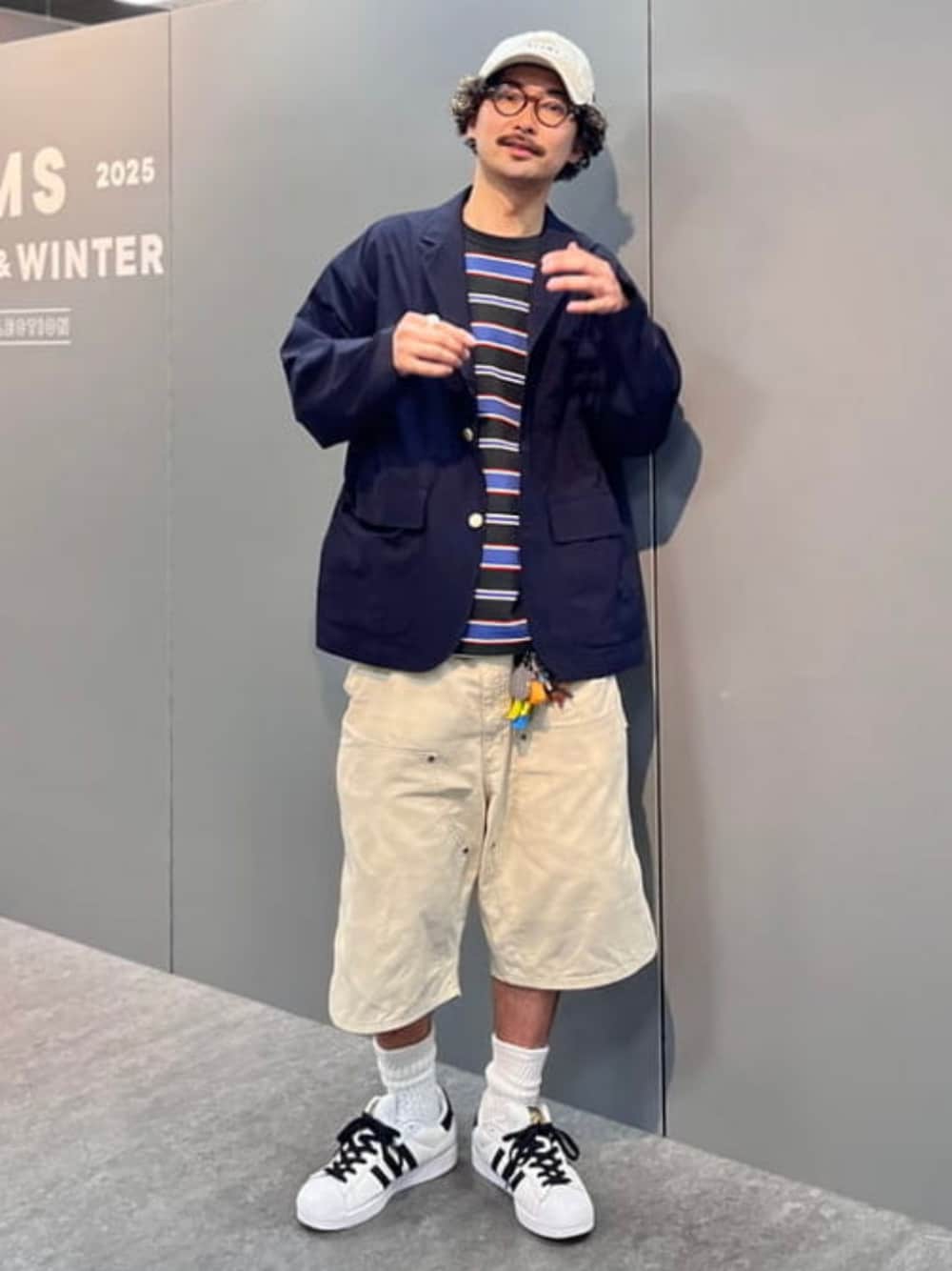 ベージュ系のその他パンツ、ホワイト系のスニーカー、ブルー系のテーラードジャケットを着用したメンズの夏コーディネートの1枚目の写真