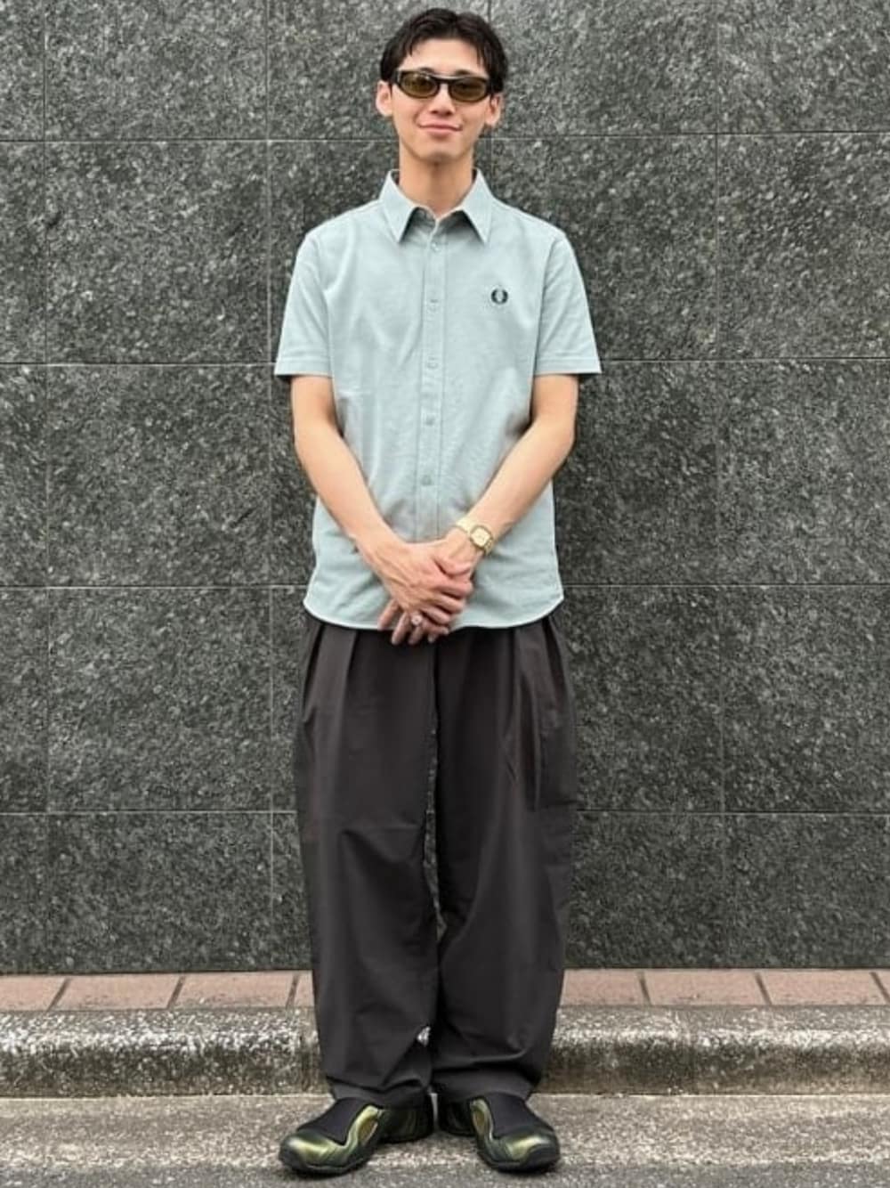 グレー系のスラックス、ブルー系のシャツ/ブラウスを着用したメンズの夏コーディネートの1枚目の写真