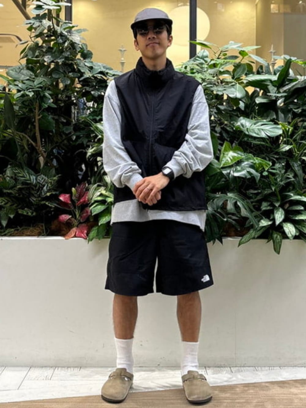 ブラック系のその他パンツ、ブラック系のベスト、ベージュ系のサンダルを着用したメンズの夏コーディネートの1枚目の写真