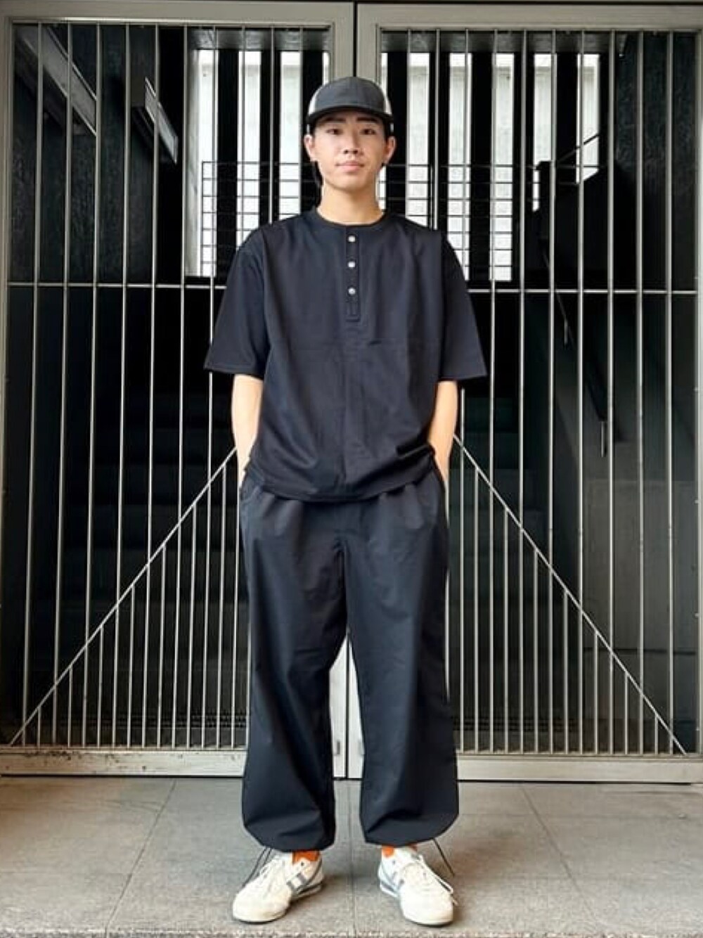 ブラック系のその他パンツ、ブラック系のTシャツ/カットソー、ブラック系のキャップを着用したメンズの夏コーディネートの1枚目の写真