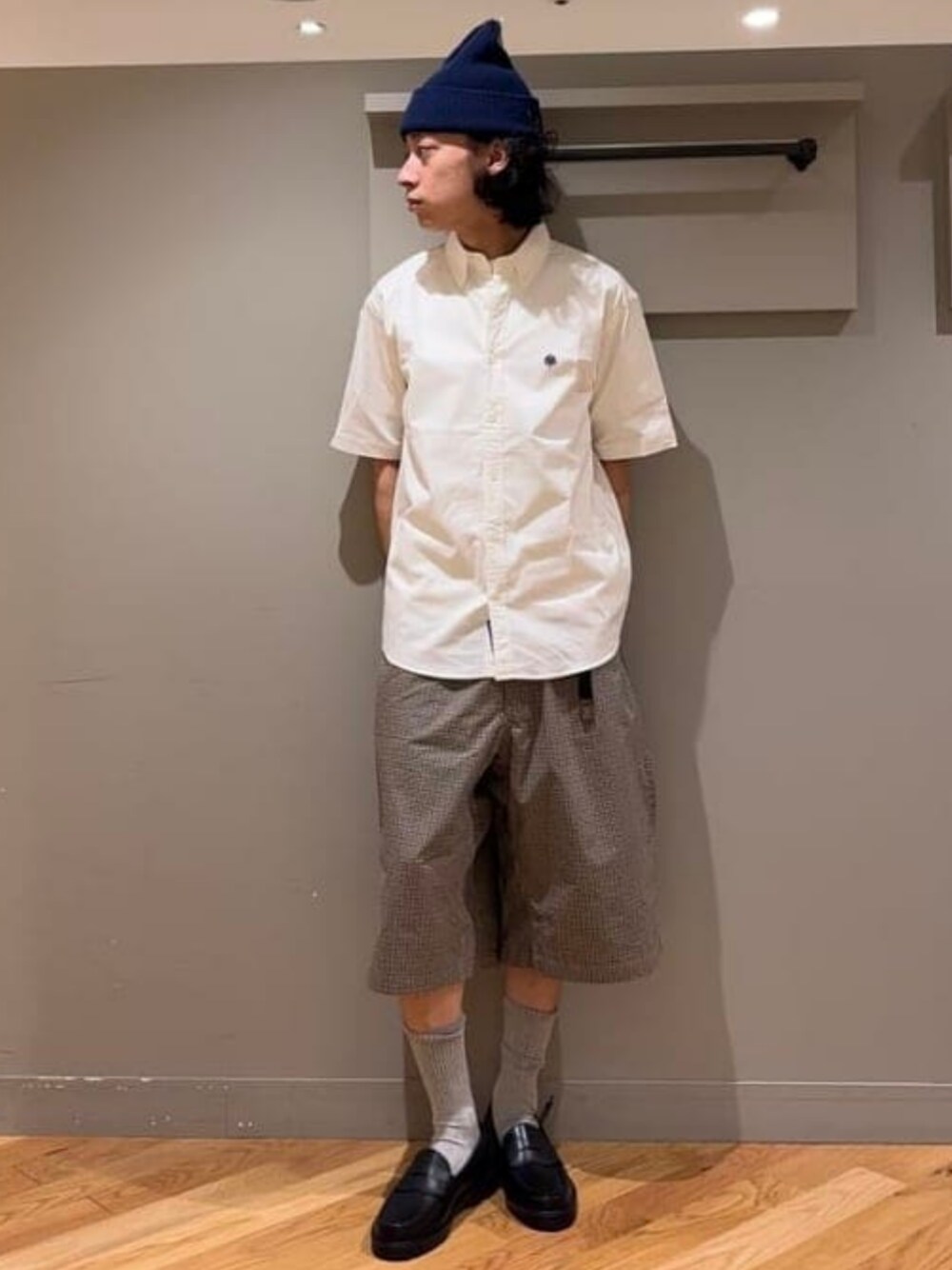 ベージュ系のその他パンツ、ホワイト系のシャツ/ブラウスを着用したメンズの春コーディネートの1枚目の写真