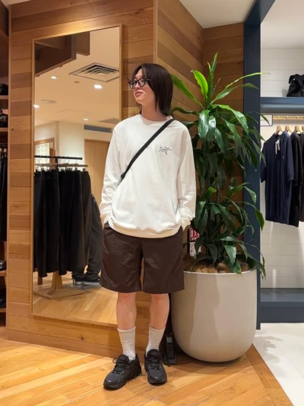 ブラウン系のその他パンツを着用したメンズの春コーディネートの1枚目の写真