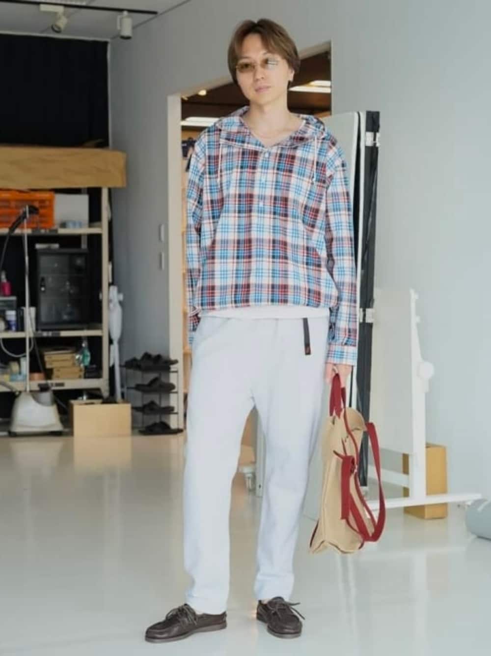 グレー系のスウェットパンツ、ホワイト系のTシャツ/カットソーを着用したメンズの夏コーディネートの1枚目の写真
