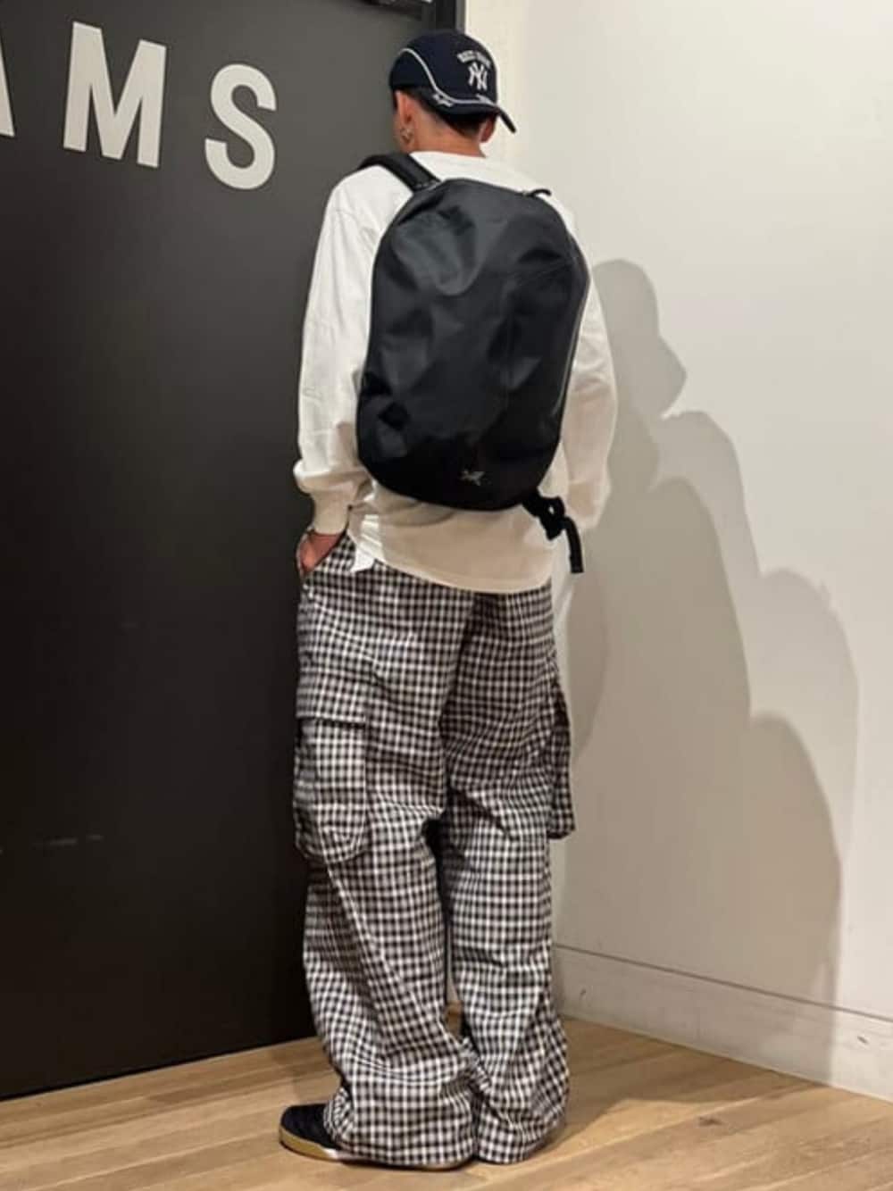 グレー系のその他パンツ、ブラック系のバックパック/リュック、ホワイト系のTシャツ/カットソーを着用したメンズの秋コーディネートの1枚目の写真