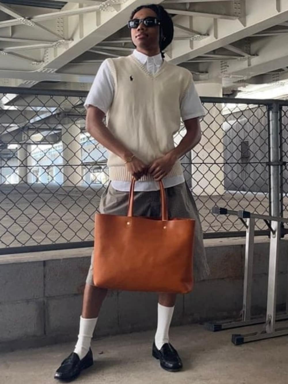 ブラウン系のトートバッグ、ベージュ系のその他パンツ、ホワイト系のシャツ/ブラウスを着用したメンズの夏コーディネートの1枚目の写真