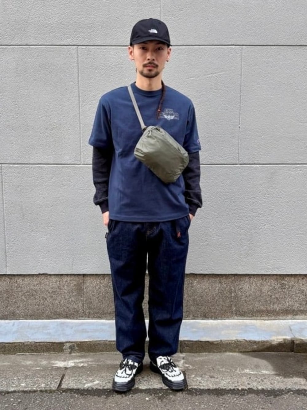 ブルー系のデニムパンツ、ブルー系のTシャツ/カットソーを着用したメンズの春コーディネートの1枚目の写真