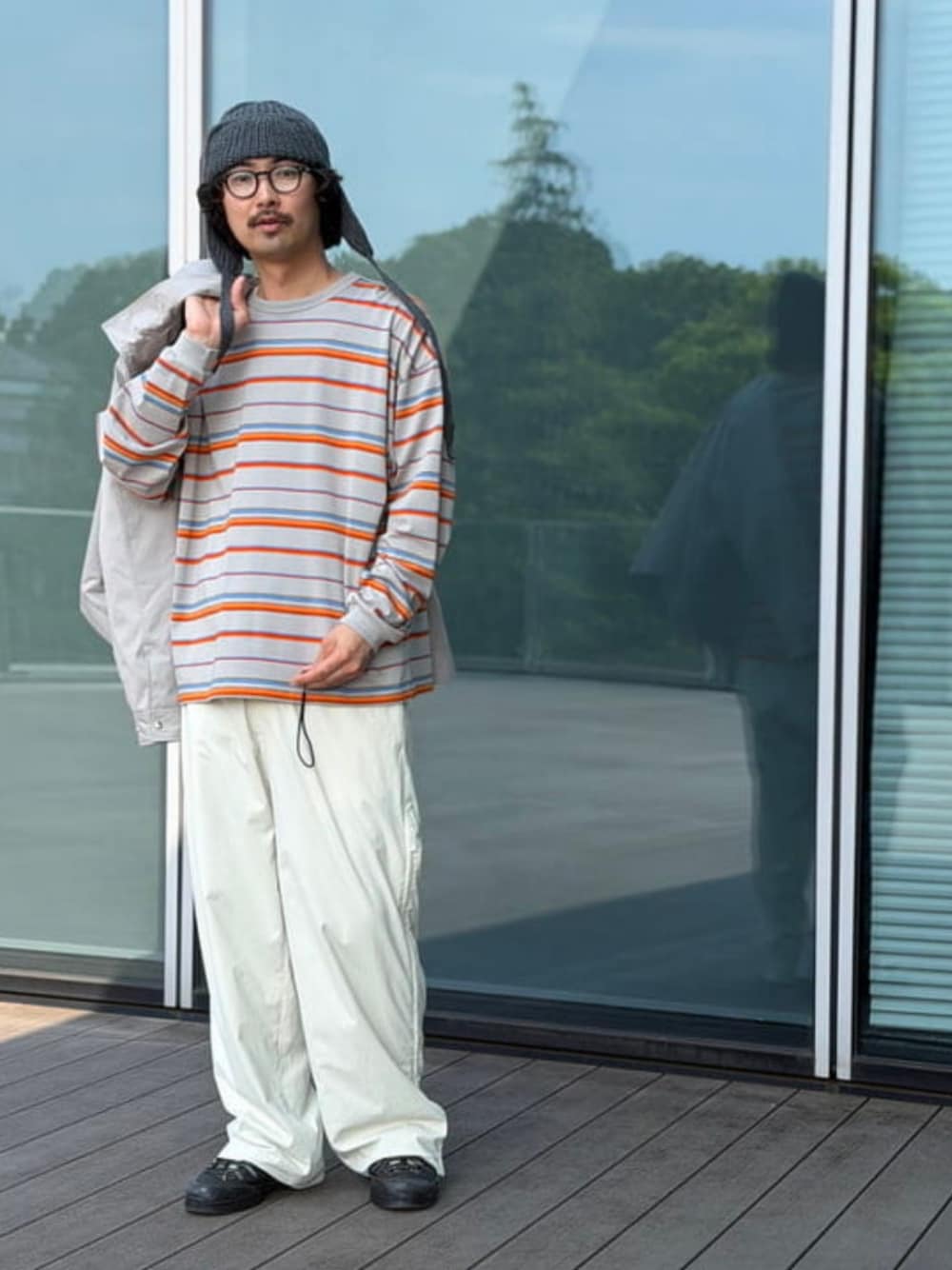 ホワイト系のその他パンツ、グレー系のTシャツ/カットソーを着用したレディースの秋コーディネートの1枚目の写真