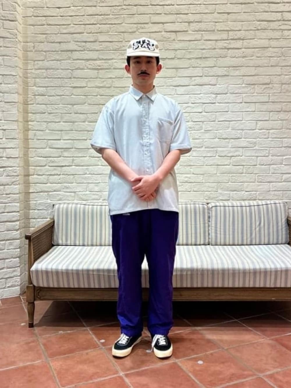 ブルー系のシャツ/ブラウス、ホワイト系のTシャツ/カットソーを着用したメンズの夏コーディネートの1枚目の写真