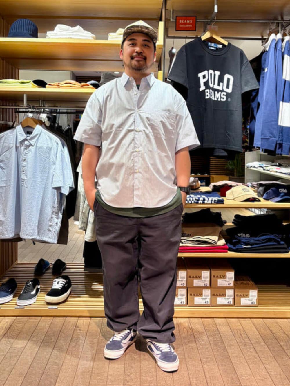 ブルー系のシャツ/ブラウス、ブラック系のその他パンツを着用したメンズの春コーディネートの1枚目の写真