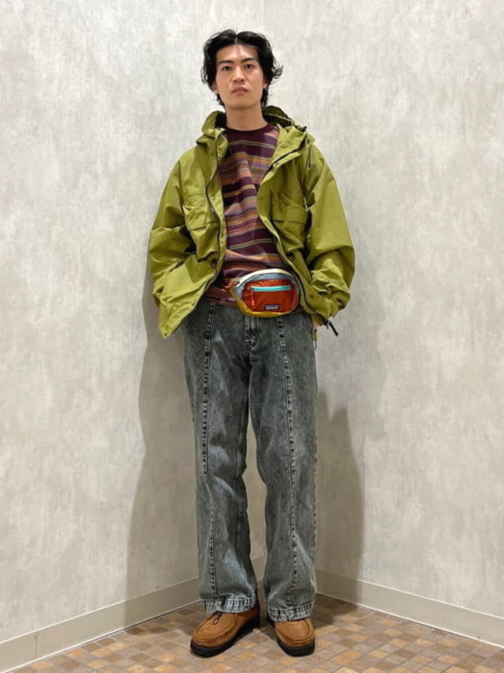 グリーン系のブルゾン、レッド系のTシャツ/カットソーを着用したメンズの冬コーディネートの1枚目の写真