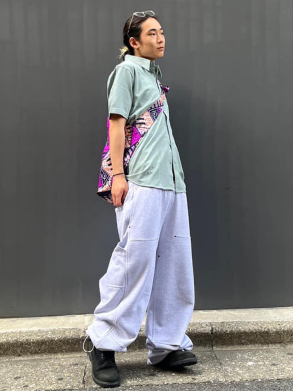 「ワイドパンツ、春夏コーデ、シンプルコーデ、休日スタイル、シャツスタイル、ショルダーバッグ、初夏コーデ、カジュアルスタイル、スウェットパンツ、ストリート、メンズファッション、カジュアルコーデ、ootd、FRED PERRY、シャツ」｜「BEAMSのダブルニースウェットパンツ（スウェットパンツ、シルバー系）」を使った、BEAMSさん（メンズ・168cm）の春コーディネートの1枚目の写真