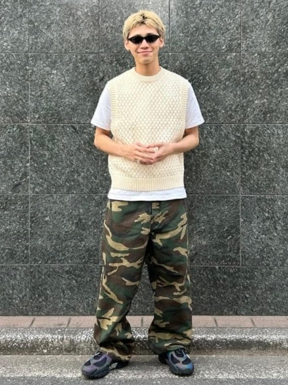 ベージュ系のニット/セーター、ブラック系のサングラスを着用したメンズの夏コーディネートの1枚目の写真