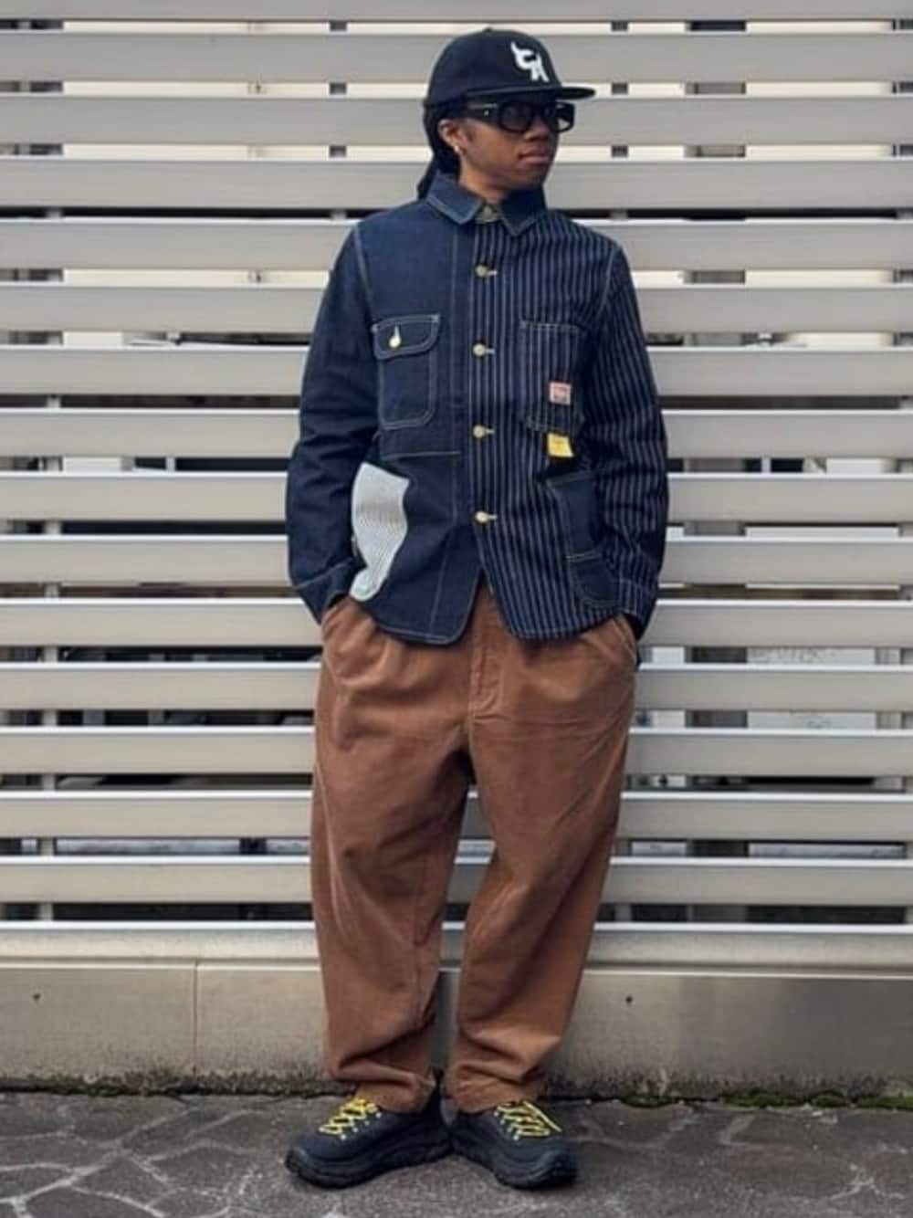 ブラウン系のその他パンツ、その他のデニムジャケットを着用したメンズの冬コーディネートの1枚目の写真