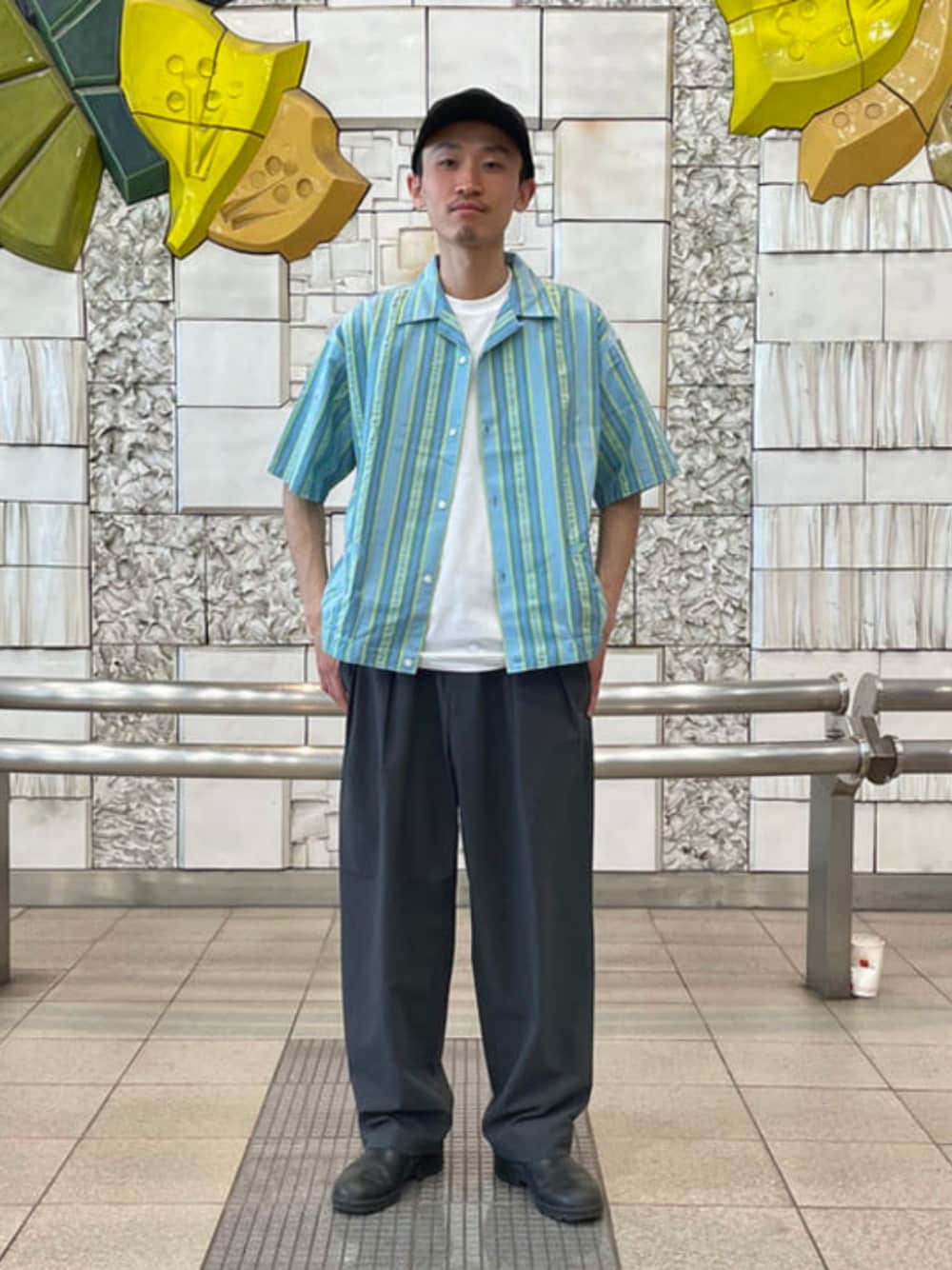 グリーン系のシャツ/ブラウス、グレー系のスラックス、ホワイト系のTシャツ/カットソーを着用したメンズの春コーディネートの1枚目の写真