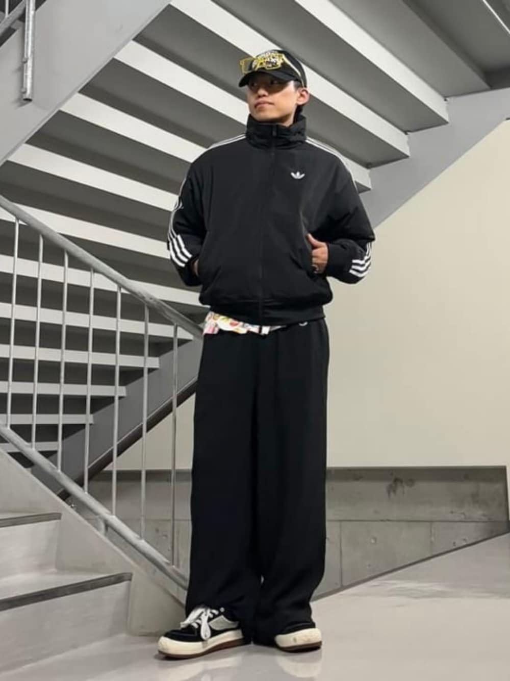 ブラック系のブルゾン、ブラック系のスウェットパンツを着用したメンズの秋コーディネートの1枚目の写真