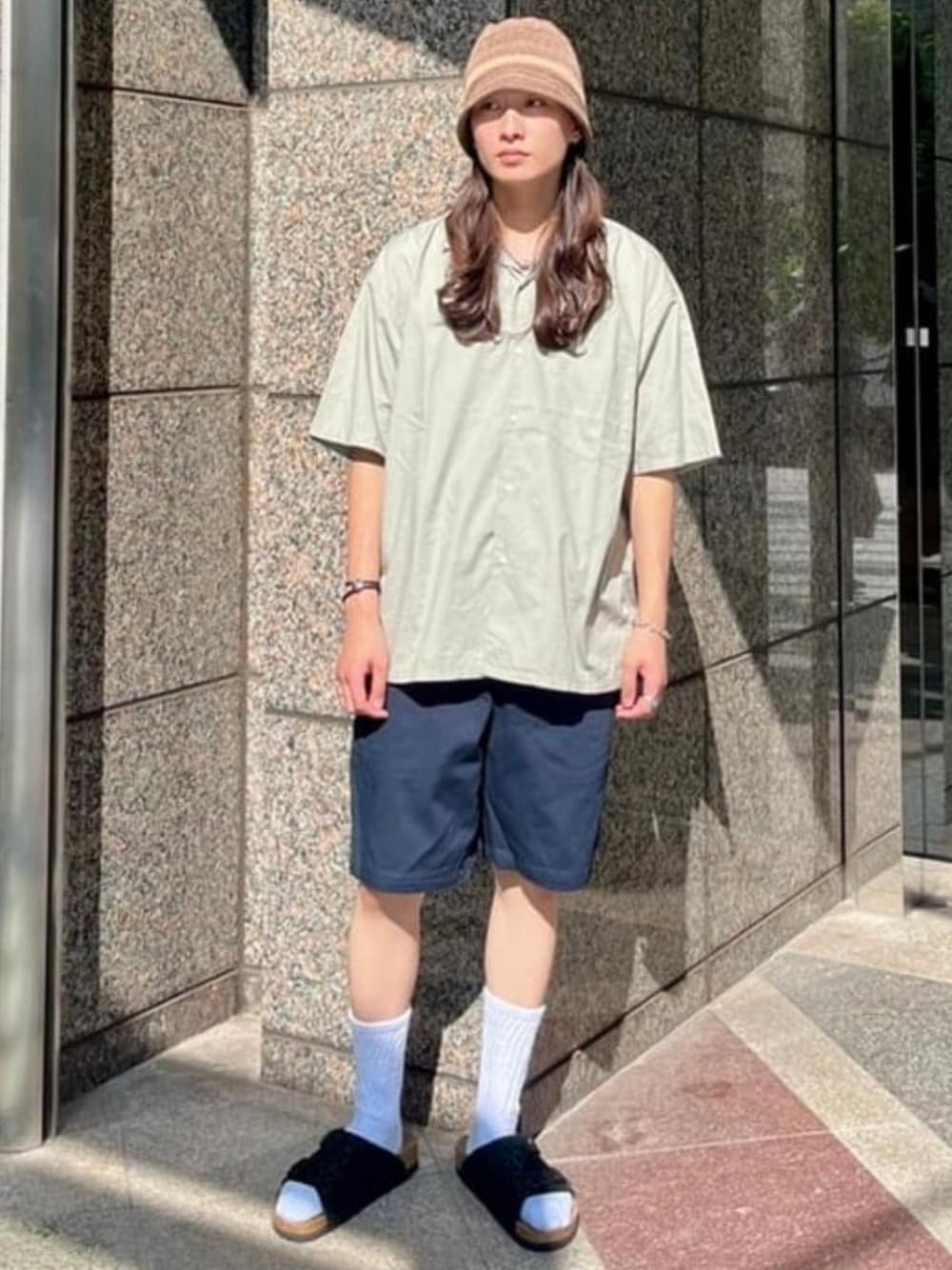 ベージュ系のシャツ/ブラウス、ブルー系のその他パンツ、ブラック系のサンダルを着用したメンズの夏コーディネートの1枚目の写真