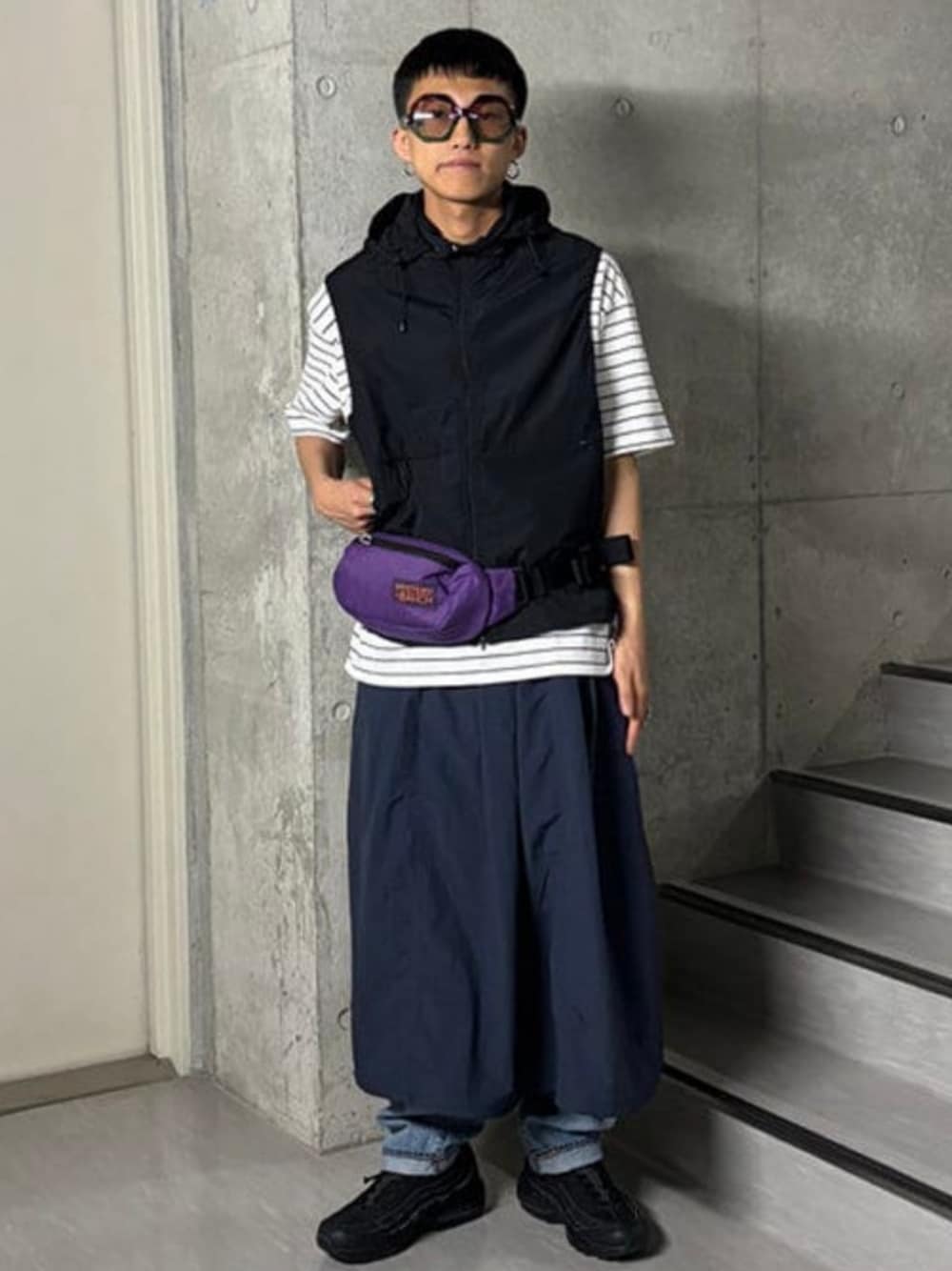 ホワイト系のTシャツ/カットソー、ブラック系のベスト、ブルー系のデニムパンツを着用したメンズの春コーディネートの1枚目の写真