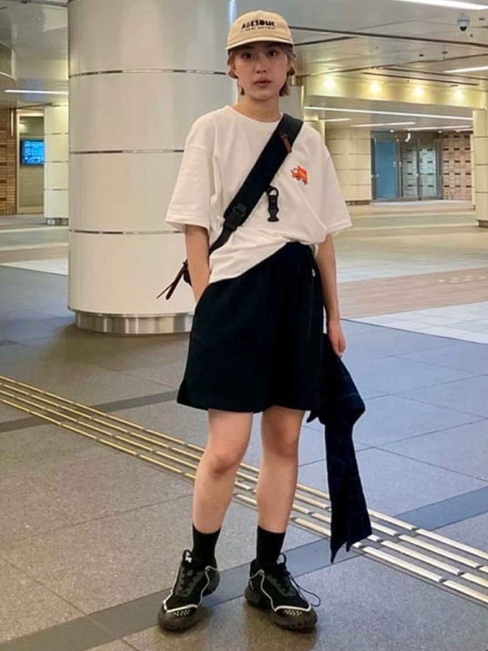 ホワイト系のTシャツ/カットソー、ブルー系のショルダーバッグ、ブルー系のタオルを着用したレディースの夏コーディネートの1枚目の写真
