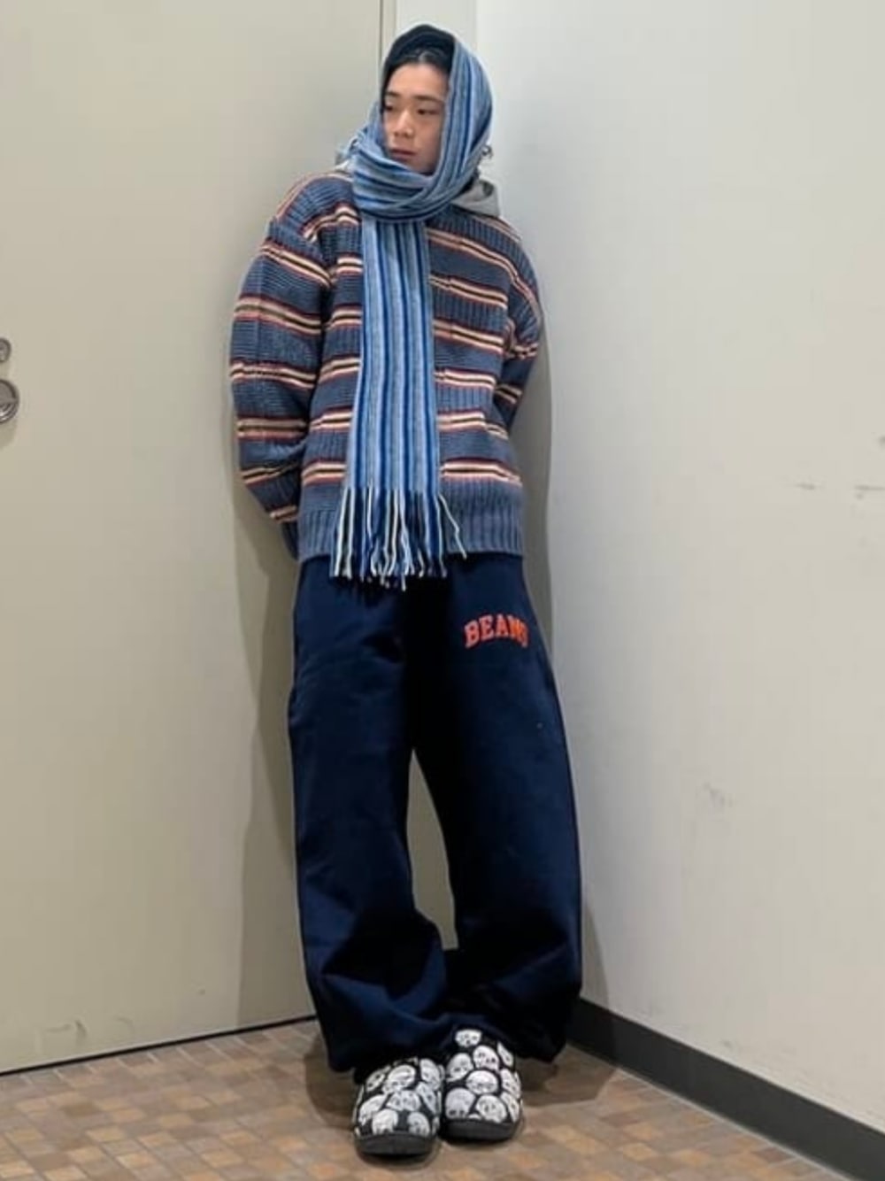 ブルー系のニット/セーター、ブルー系のスウェットパンツ、グレー系のパーカーを着用したメンズの冬コーディネートの1枚目の写真