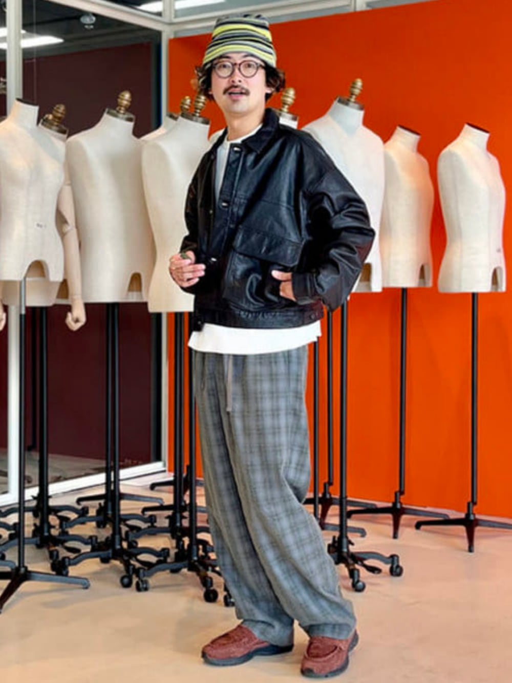 グレー系のその他パンツ、ブラック系のブルゾンを着用したメンズの夏コーディネートの1枚目の写真