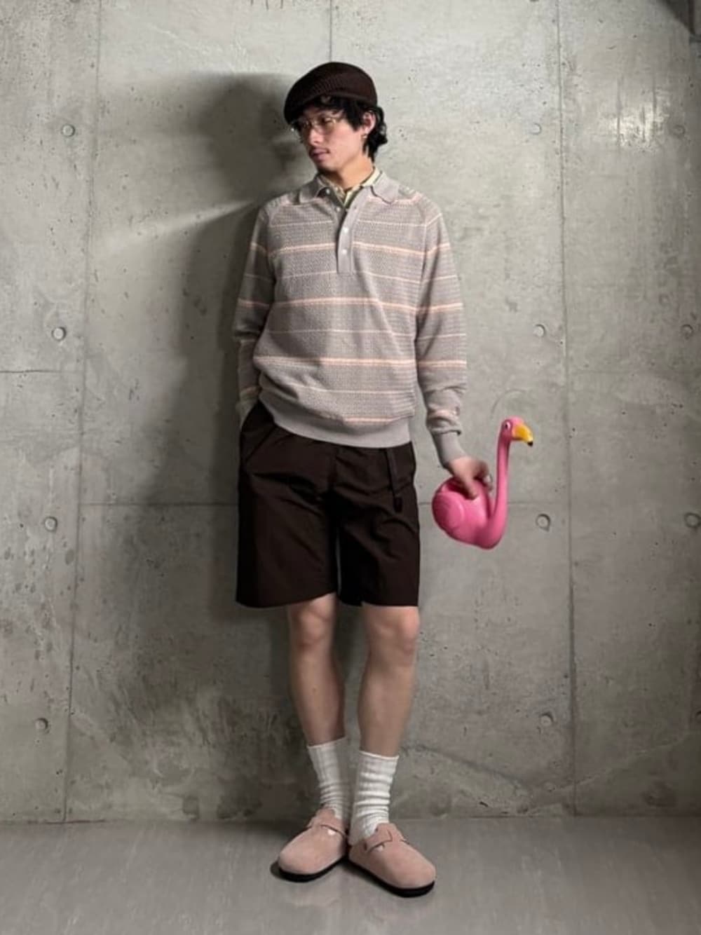 ブラウン系のその他パンツを着用したメンズの春コーディネートの1枚目の写真