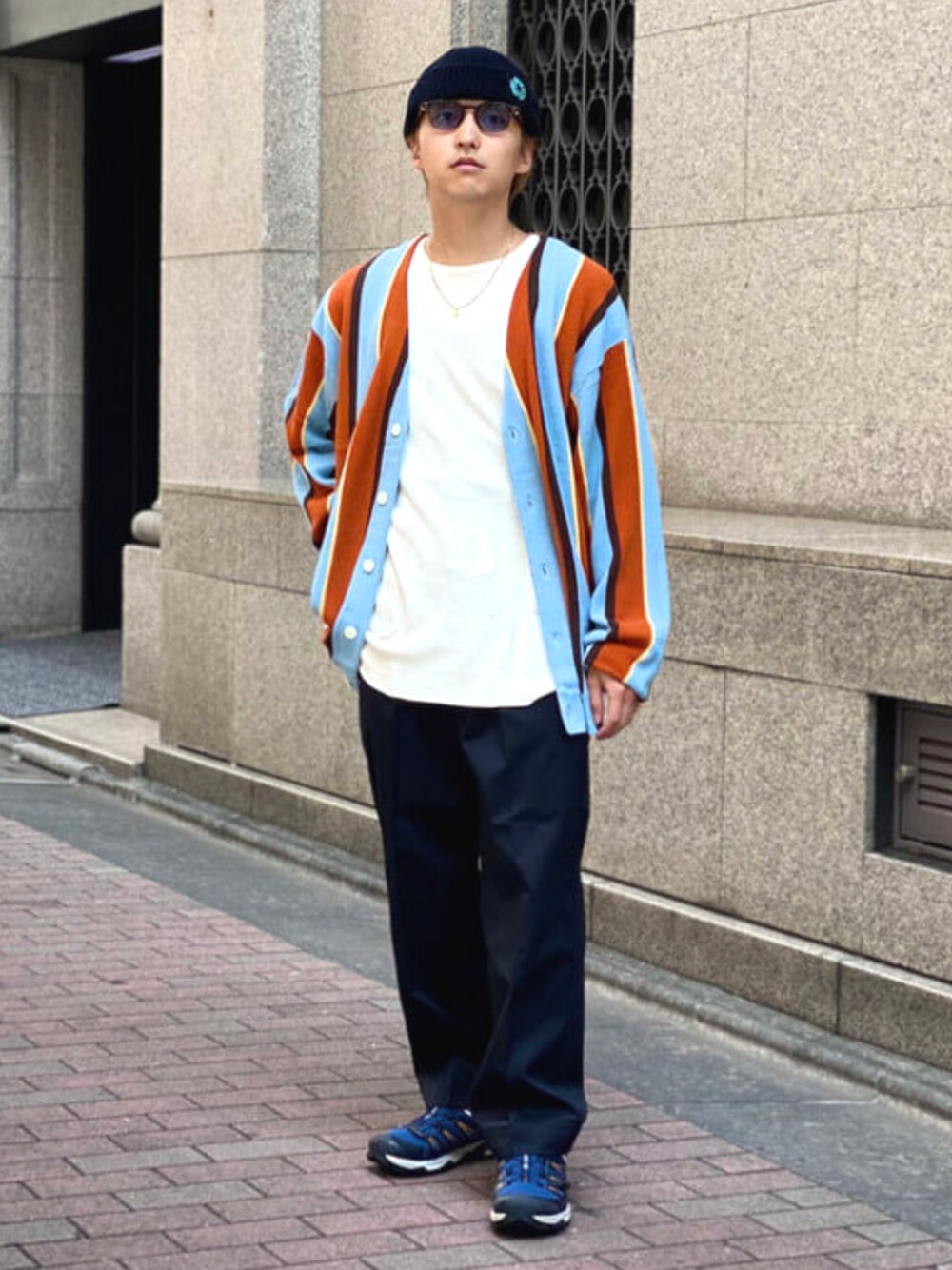 ブルー系のカーディガン/ボレロ、ホワイト系のTシャツ/カットソー、ブラック系のその他パンツを着用したメンズの夏コーディネートの1枚目の写真