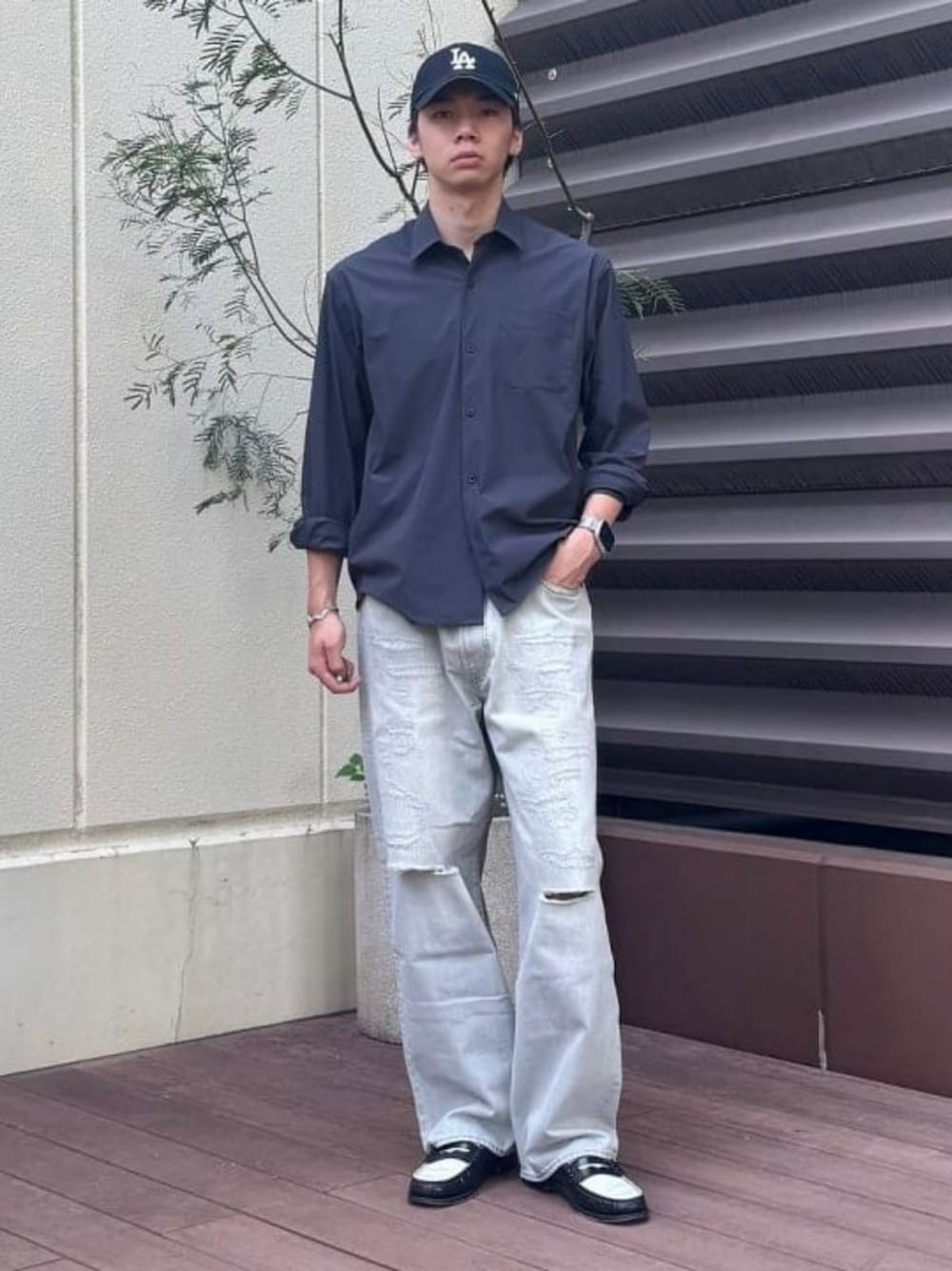 グレー系のデニムパンツを着用したメンズの夏コーディネートの1枚目の写真