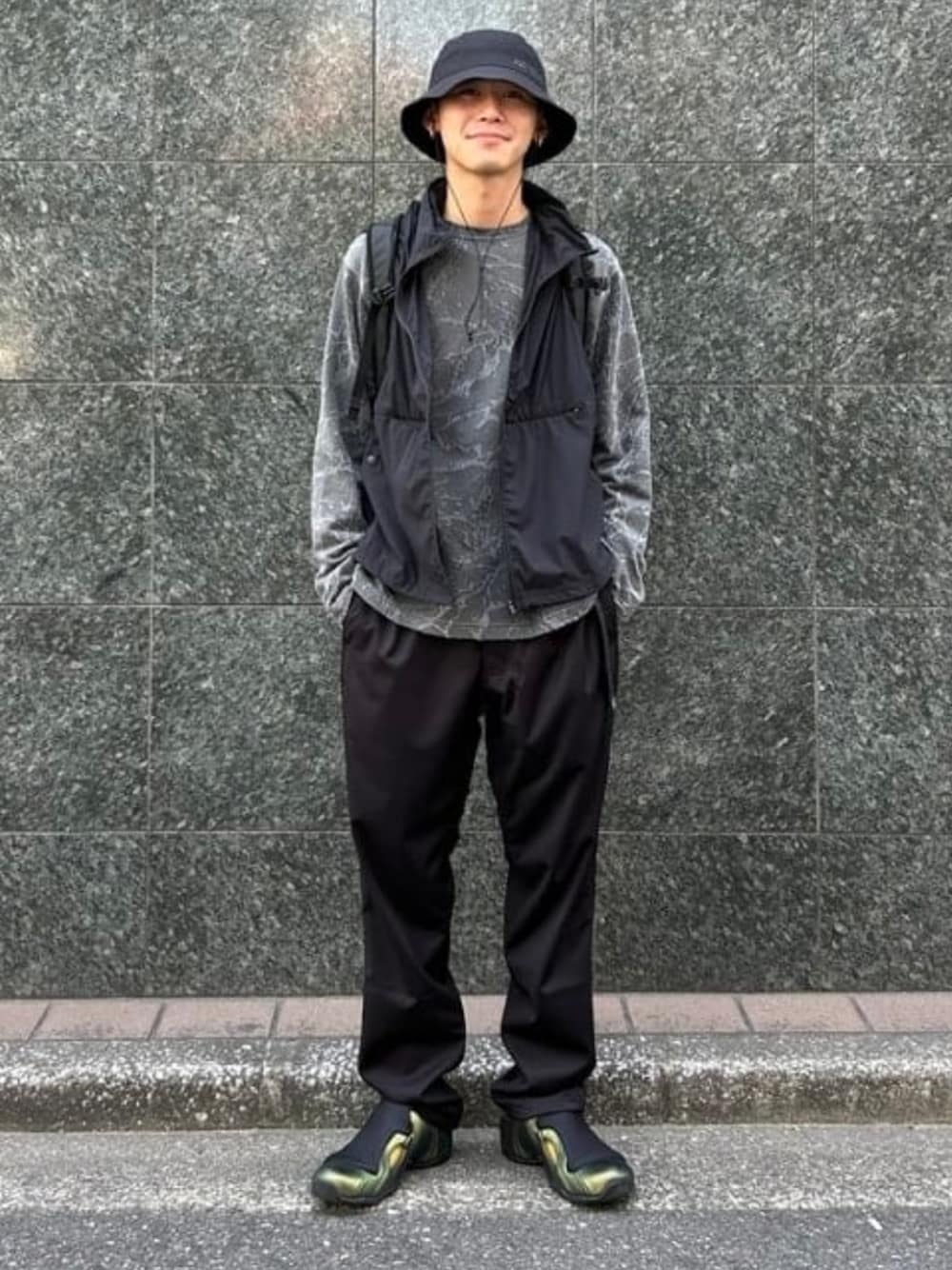 ブラック系のバックパック/リュック、ブラック系のTシャツ/カットソー、ブラック系のその他パンツを着用したメンズの秋コーディネートの1枚目の写真