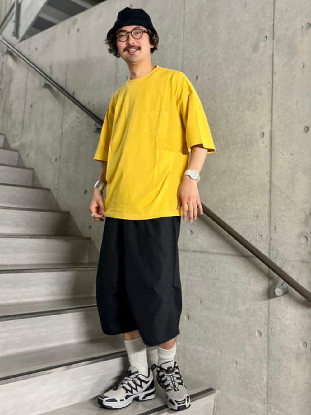 ブラック系のその他パンツ、イエロー系のTシャツ/カットソーを着用したメンズの夏コーディネートの1枚目の写真