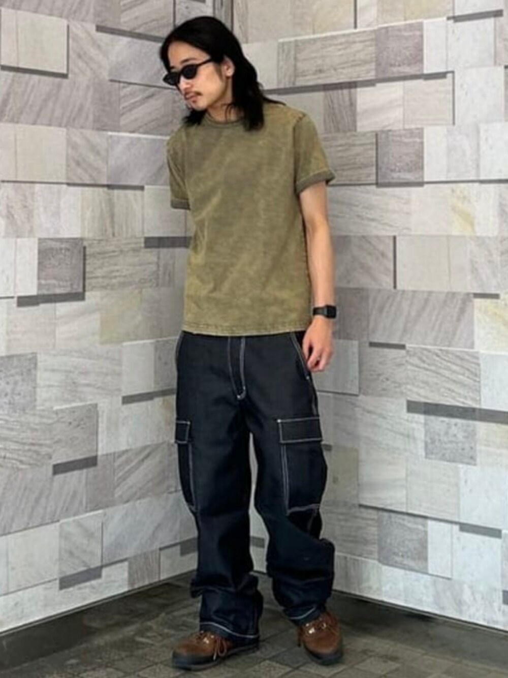 イエロー系のTシャツ/カットソー、ブラック系のデニムパンツを着用したメンズの夏コーディネートの1枚目の写真
