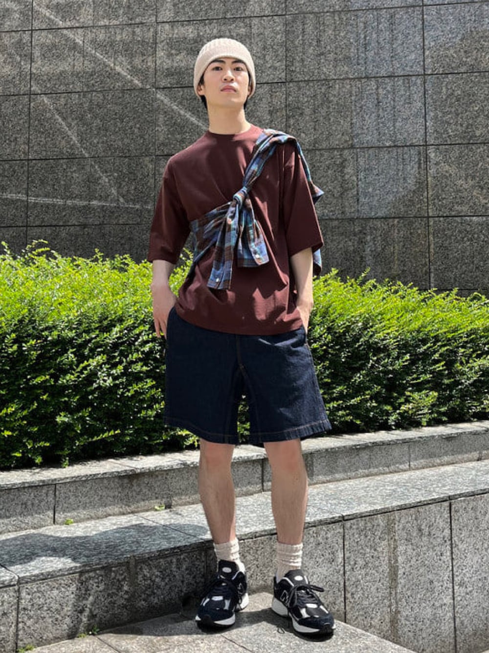 ブルー系のシャツ/ブラウス、ブラウン系のTシャツ/カットソー、ブルー系のデニムパンツを着用したメンズの春コーディネートの1枚目の写真