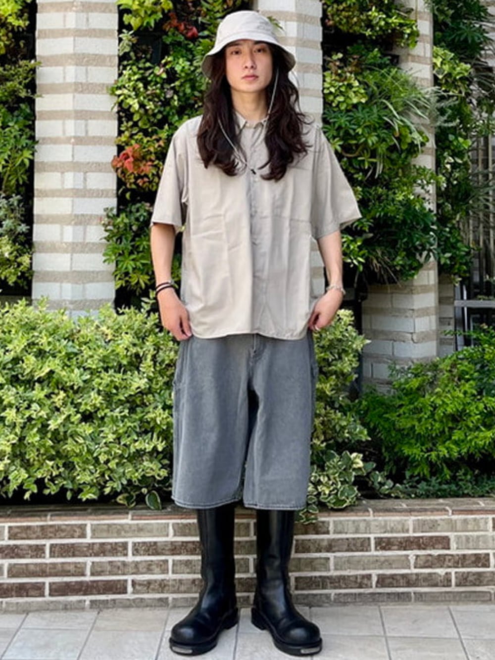 ベージュ系のシャツ/ブラウス、グレー系のその他パンツを着用したメンズの夏コーディネートの1枚目の写真