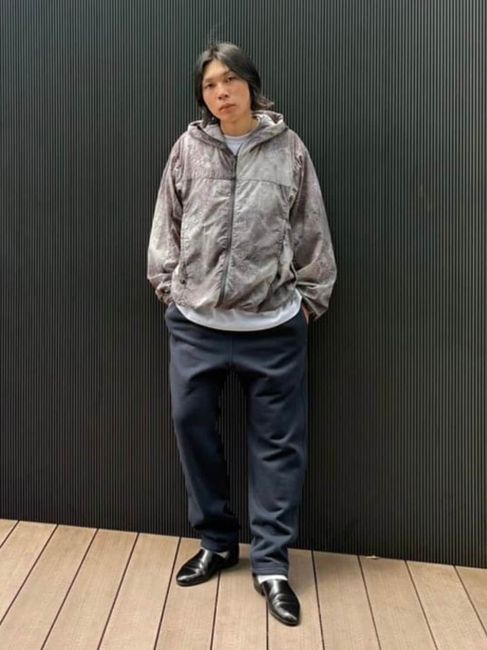 ブルー系のスウェットパンツ、ホワイト系のTシャツ/カットソーを着用したメンズの夏コーディネートの1枚目の写真