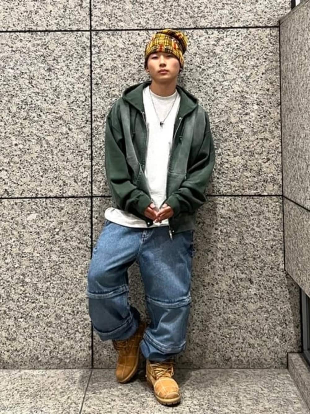 グリーン系のパーカー、ホワイト系のTシャツ/カットソー、ブルー系のデニムパンツを着用したメンズの春コーディネートの1枚目の写真
