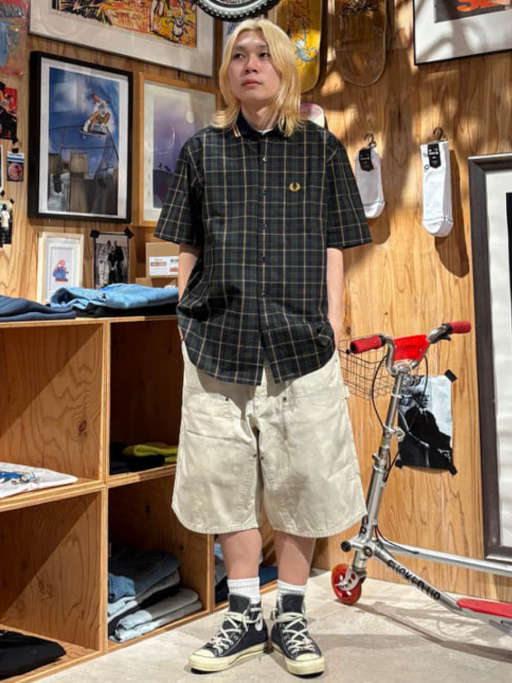 ベージュ系のその他パンツ、ブルー系のシャツ/ブラウスを着用したメンズの春コーディネートの1枚目の写真