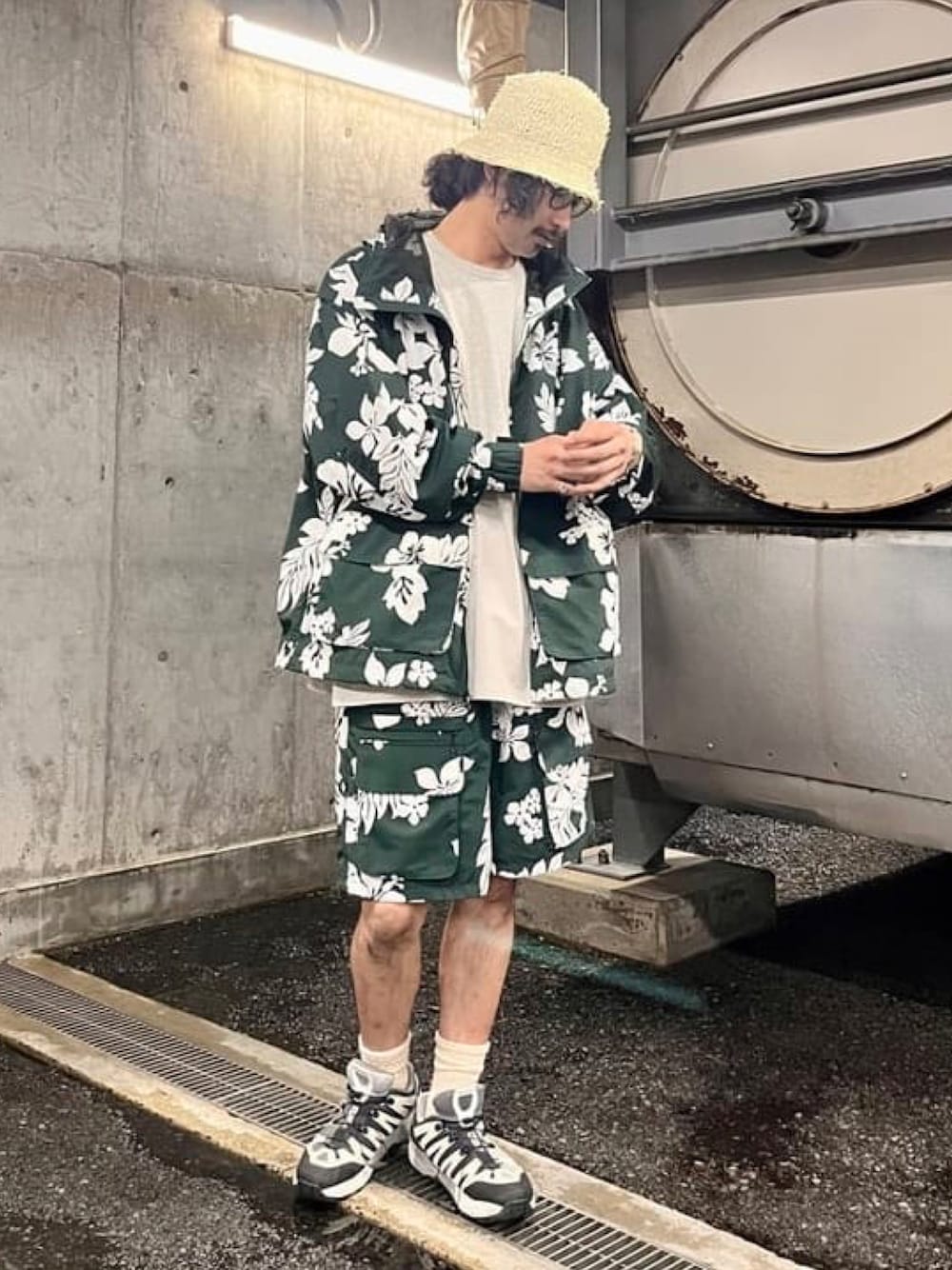 グリーン系のブルゾン、ホワイト系のTシャツ/カットソー、グリーン系のその他パンツを着用したメンズの春コーディネートの1枚目の写真