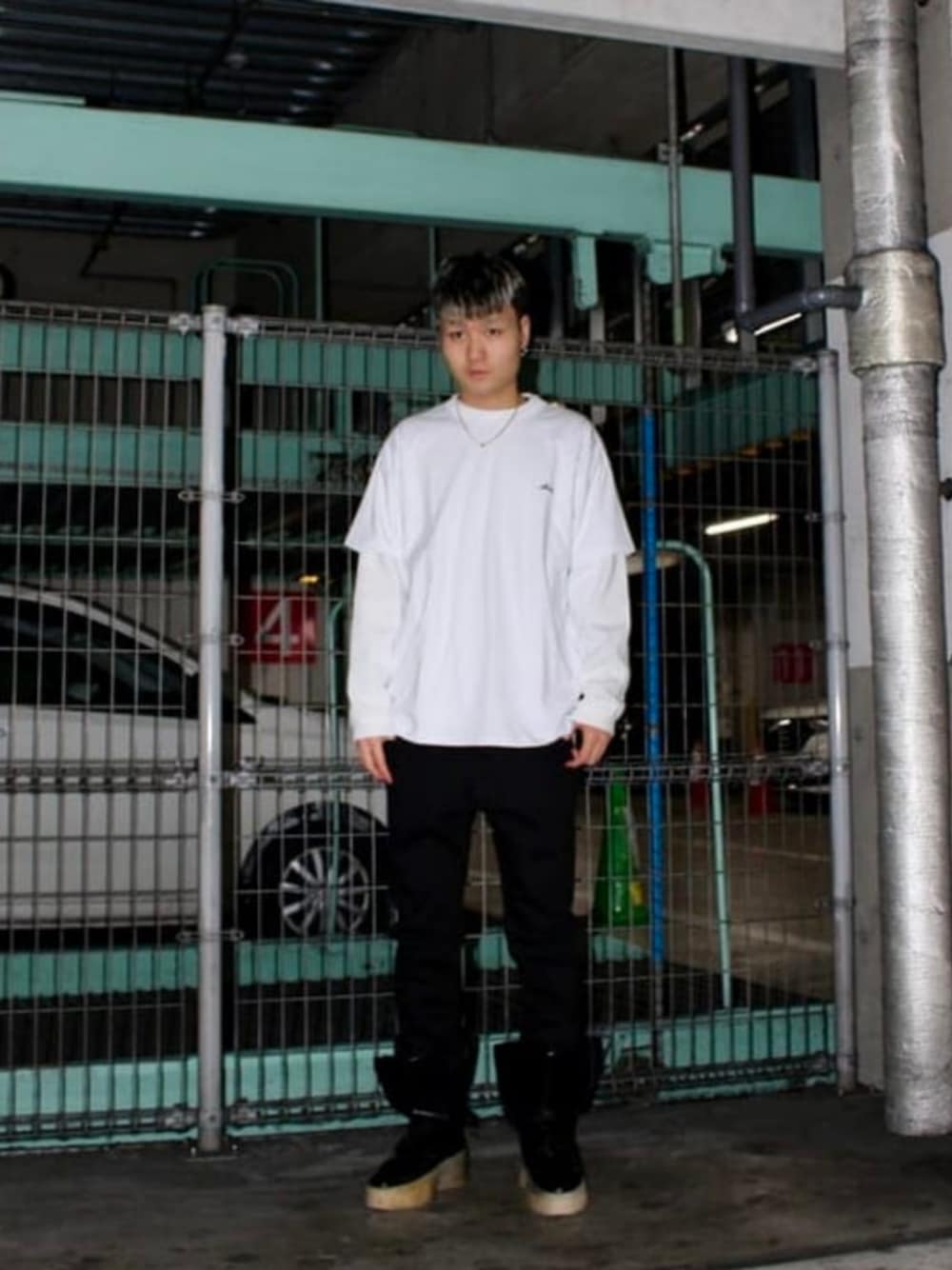 ブラック系のデニムパンツ、ホワイト系のTシャツ/カットソーを着用したメンズの夏コーディネートの1枚目の写真
