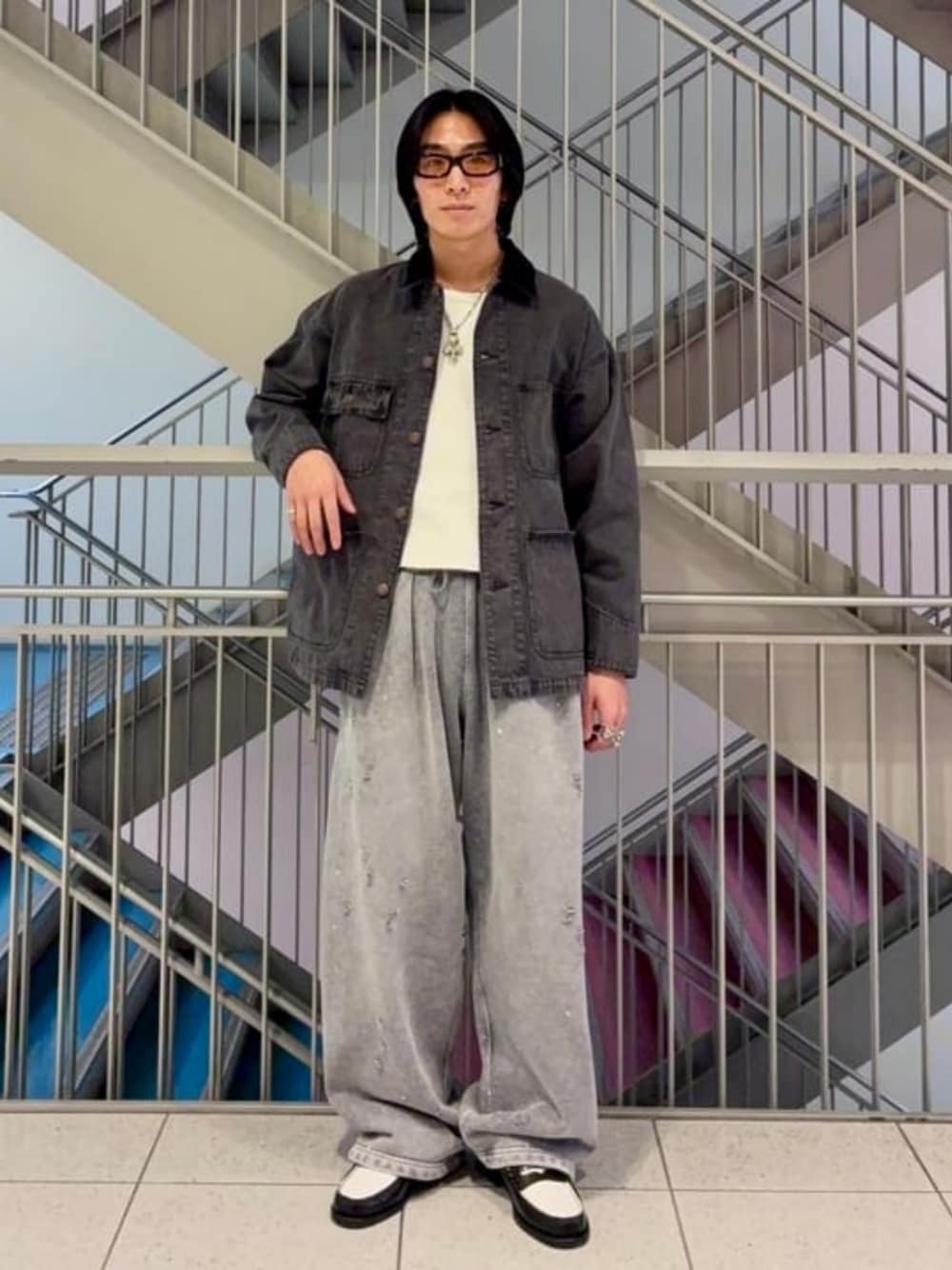 ホワイト系のTシャツ/カットソー、ブラック系のブルゾン、グレー系のスウェットパンツを着用したメンズの春コーディネートの1枚目の写真