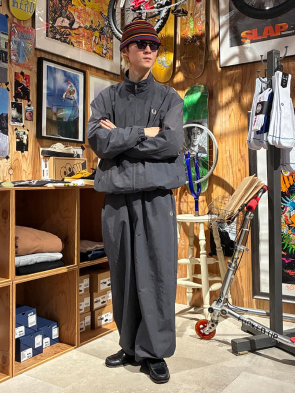 グレー系のブルゾン、グレー系のその他パンツ、ブラック系のニットキャップ/ビーニーを着用したメンズの秋コーディネートの1枚目の写真