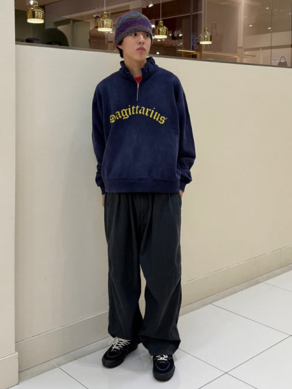 ブルー系のスウェット、ブラック系のチノパンツ、パープル系のニットキャップ/ビーニーを着用したメンズの秋コーディネートの1枚目の写真