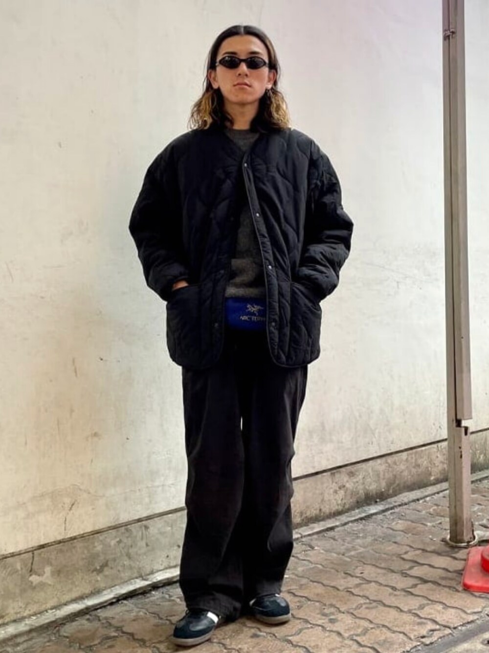 ブラック系のその他パンツ、ブラック系のミリタリージャケット、グレー系のニット/セーターを着用したメンズの冬コーディネートの1枚目の写真