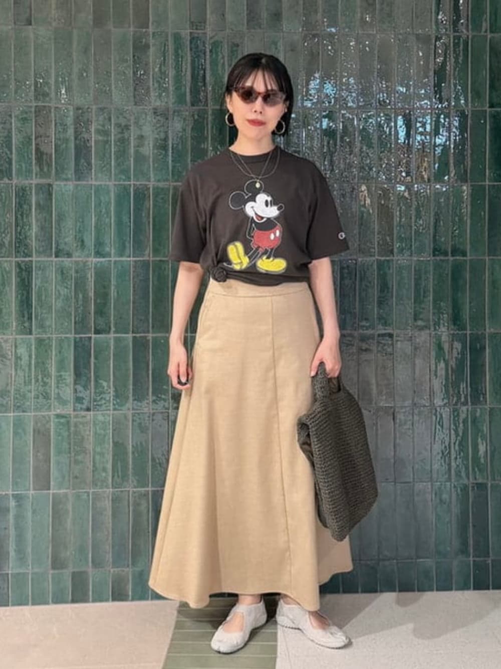 ブラック系のTシャツ/カットソーを着用したメンズの夏コーディネートの1枚目の写真