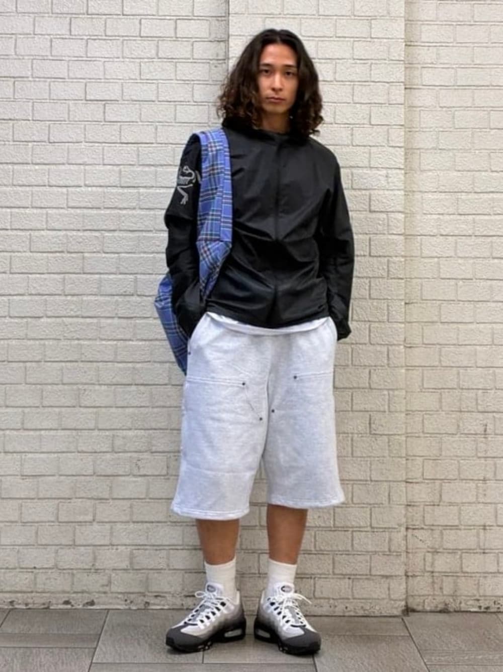 グレー系のスウェットパンツ、グレー系のスニーカーを着用したメンズの春コーディネートの1枚目の写真