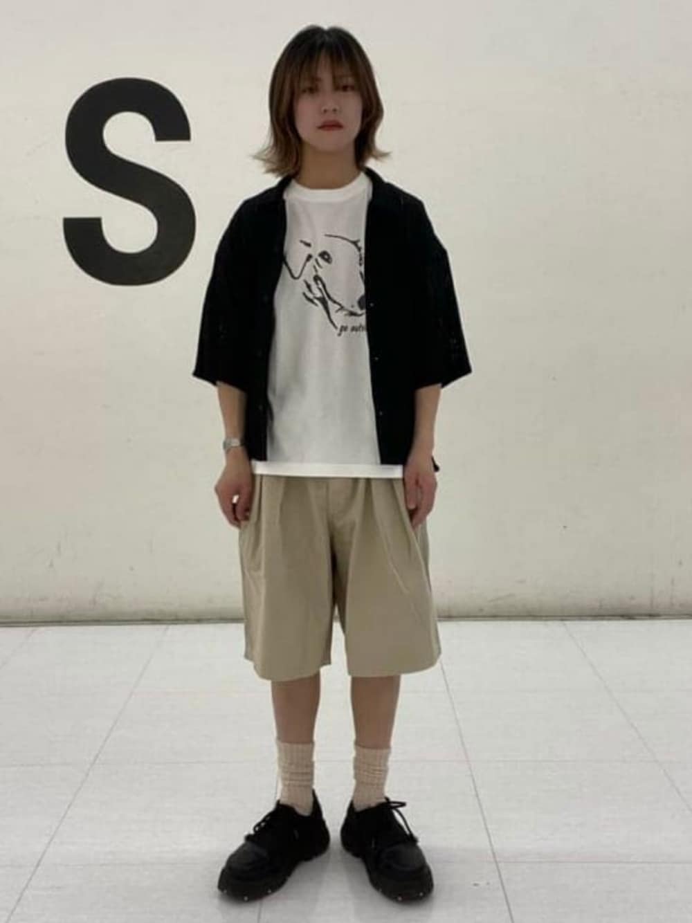 ブラック系のシャツ/ブラウス、ホワイト系のTシャツ/カットソーを着用したレディースの夏コーディネートの1枚目の写真