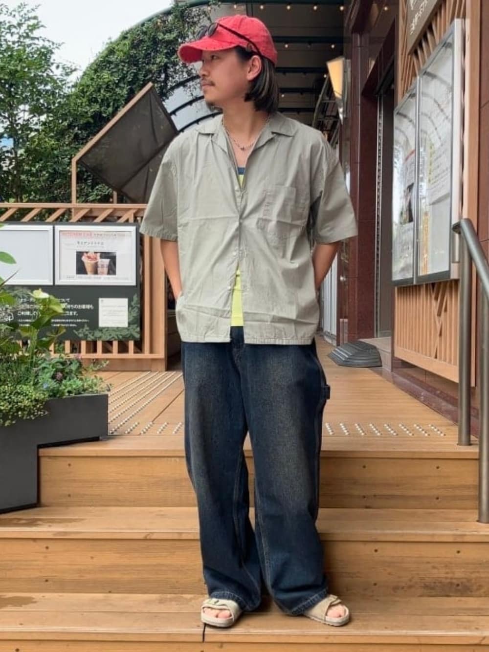 ブルー系のデニムパンツ、ベージュ系のシャツ/ブラウスを着用したメンズの夏コーディネートの1枚目の写真